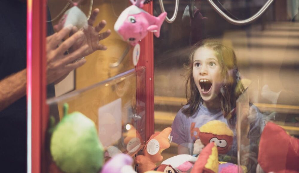 Enhancing Customer Experience and Reducing Perceived Wait Times with Mini Claw Machines