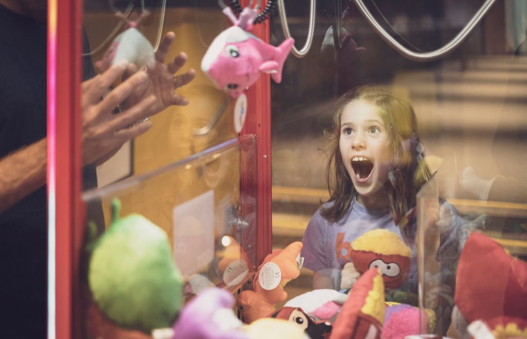 Enhancing Customer Experience and Reducing Perceived Wait Times with Mini Claw Machines
